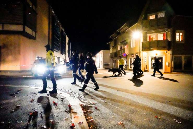 Norvežani pretreseni: Danec šel na morilski pohod po norveškem mestu in z lokom ubil pet ljudi
