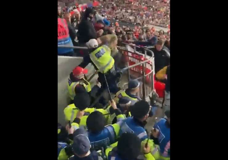 Madžarski navijači divjali na Wembleyju: žalili so temnopoltega redarja in se tepli s policisti (VIDEO)