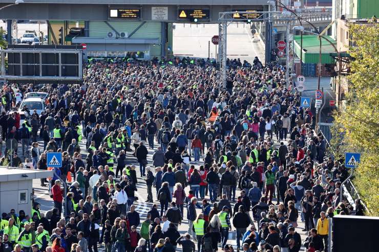 Pred tržaškim pristaniškem danes protestiralo 2000 nasprotnikov PCT