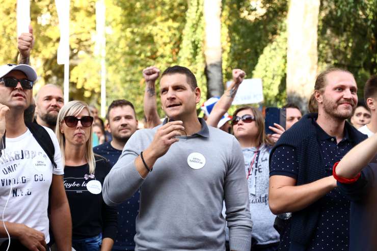 Histerija proti cepljenju ne pojenja: anticepilci Zorana Stevanovića pred glasovanjem v DZ zasuli elektronsko pošto poslancev