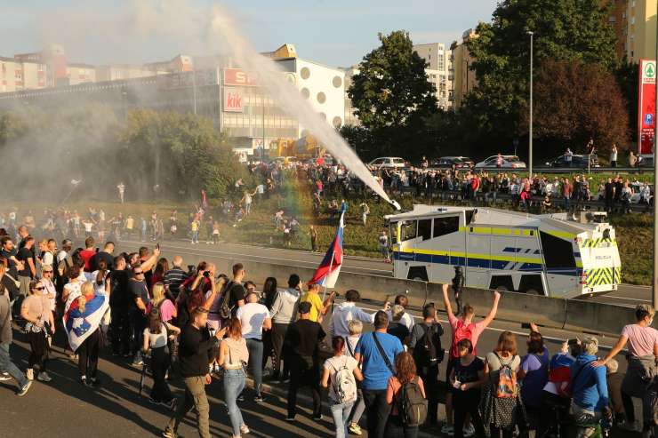 Liberalni curki: razvpiti vodni top slovenske policije si je najbolj želela levica