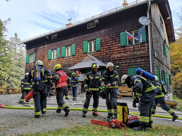 Tako so gasilci "rešili" Dom pod Storžičem (FOTO)