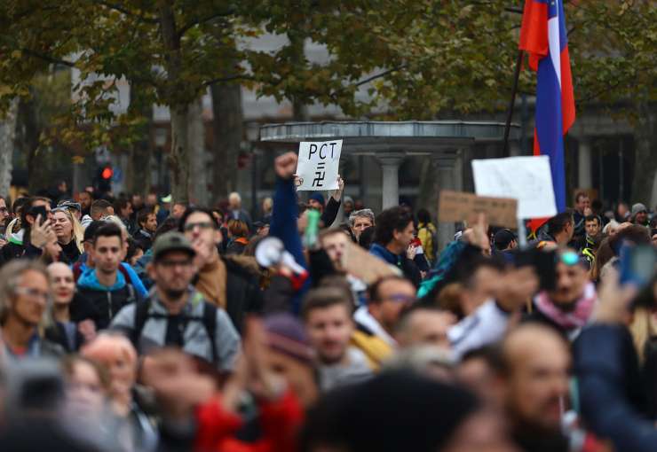 Protestnikov niso spustili do vlade in do DZ; odpravili so se po ljubljanskih ulicah (FOTO)