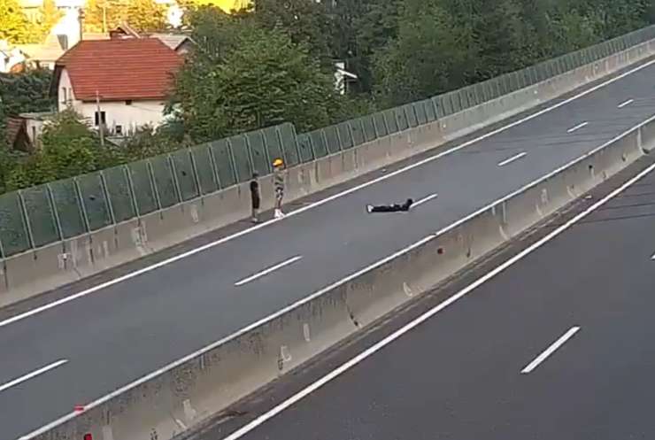 Idiotizem brez primere: fant je za »dobro« fotografijo požiral ležeč na slovenski avtocesti (VIDEO)