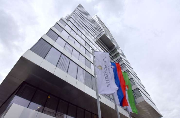 Poniževanje slovenščine v prestižnem hotelu Intercontinental: ministrstvo udarilo po mizi, tržni inšpektorat nima več izgovorov