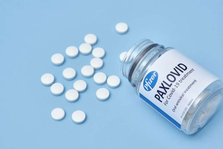 Pfizerjevo zdravilo za covid-19 dobilo zeleno luč za uporabo v ZDA: bolniki ga lahko sami jemljejo doma