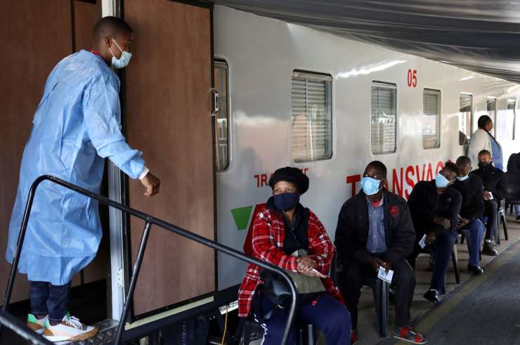 Na Nizozemskem odkrivajo okužbe pri potnikih iz Južne Afrike