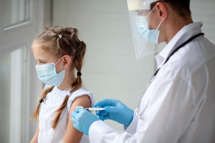 Inšpektorji odkrili 87 primerov cepljenja mladoletnih z vektorskimi cepivi