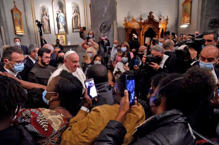 Papež na srečanju z migranti opozoril, da so ti žrtve suženjstva