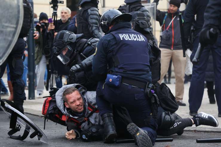 Na protestu pred DZ incidenti med Stevanovićevimi anticepilci in policijo (FOTO)