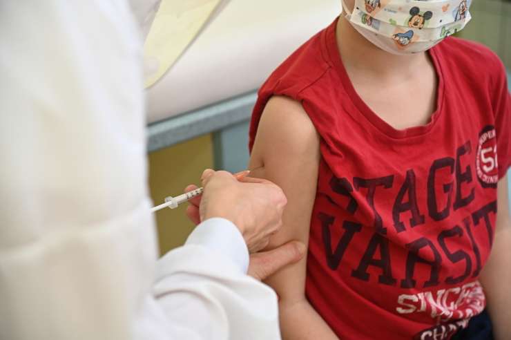 Raziskava NIJZ: Svojega otroka ne bi cepilo 68,9 odstotka cepljenih staršev in vsi necepljeni