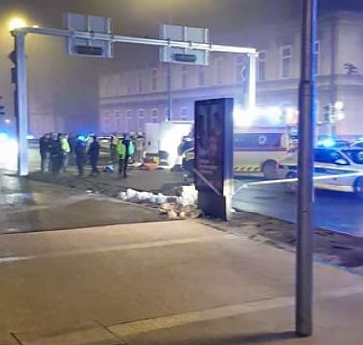 Sredi Ljubljane je kombi z migranti bežal pred policijo in se zaletel: umrla ena oseba