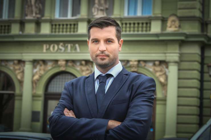 Revizija: direktor Pošte Slovenije Kokot nastavljen kljub pomanjkanju vodstvenih izkušenj - bil pa je član SDS