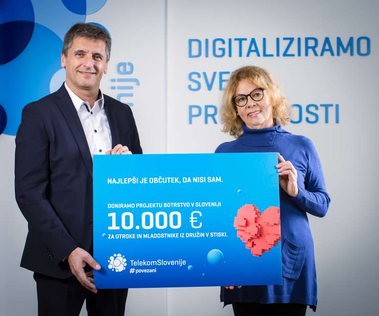Telekom Slovenije ob zaključku leta 30.000 evrov namenja petim organizacijam, ki pomagajo starejšim, otrokom in mladostnikom