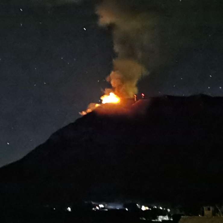 Postojnčan tik pod vrhom Nanosa vrgel petardo: 60 gasilcev je silvestrovo preživelo ob gašenju požara