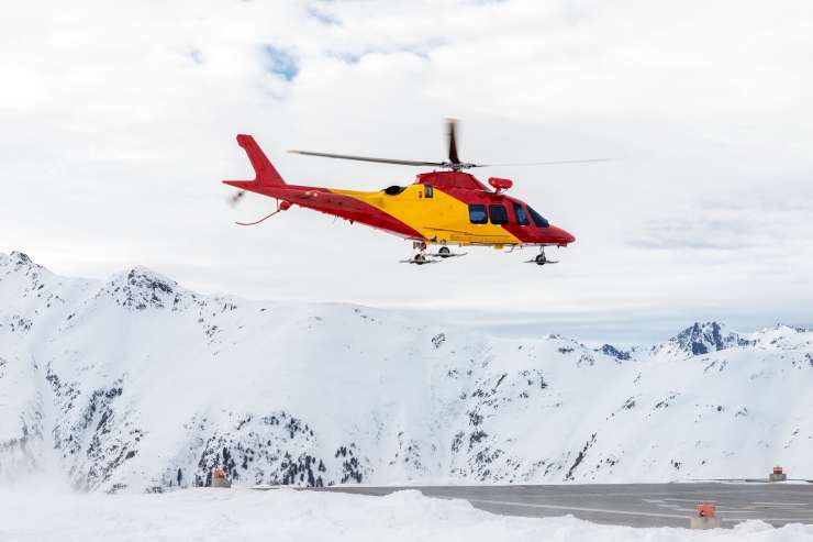 S helikopterjem z gore nad Ljubeljem reševali okuženega planinca