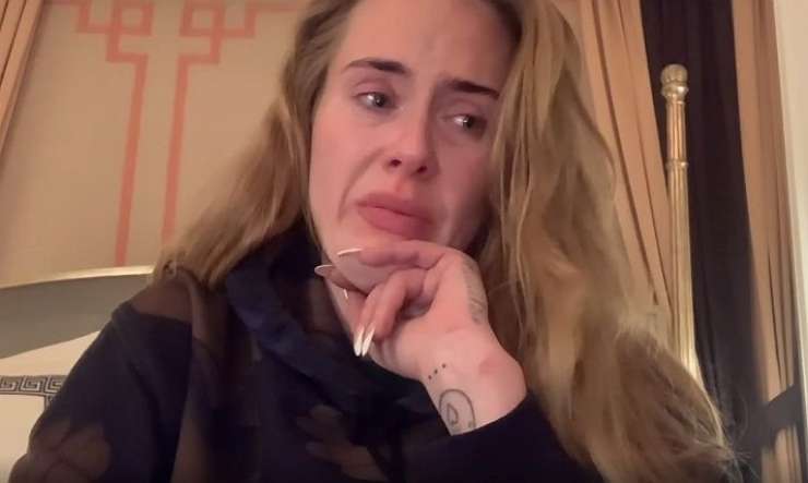 Objokana Adele se je opravičila oboževalcem (VIDEO)