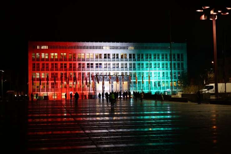 Provokacija: slovenski parlament v barvah madžarske zastave (FOTO)
