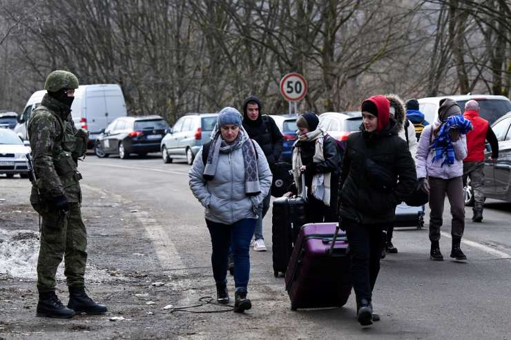 Iz Ukrajine bežijo kolone beguncev: v sosednje države pobegnilo že 150.000 ljudi