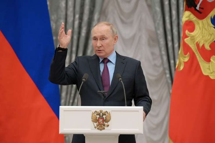 Putin vrača Evropi udarec z odlokom o vizumskih omejitvah v povezavi z "neprijaznimi dejanji" tujih držav