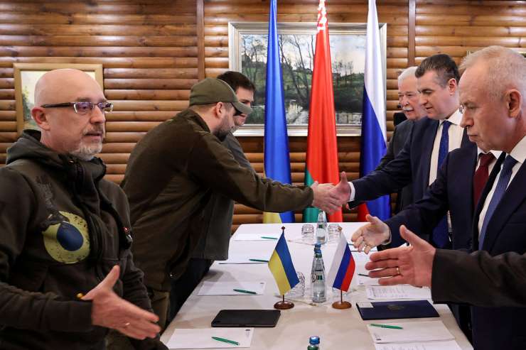 Ukrajina in Rusija dosegli dogovor o vzpostavitvi humanitarnih koridorjev