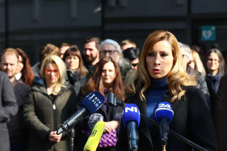 Žnidaršičeva, Štefančič, Bergant in drugi novinarji protestirali pred RTVS (FOTO)