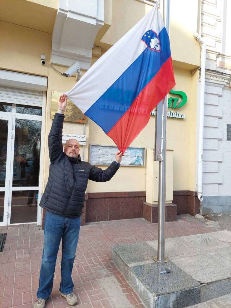Veterani vojne za Slovenijo zgroženi nad ravnanjem z zastavo Slovenije v Kijevu