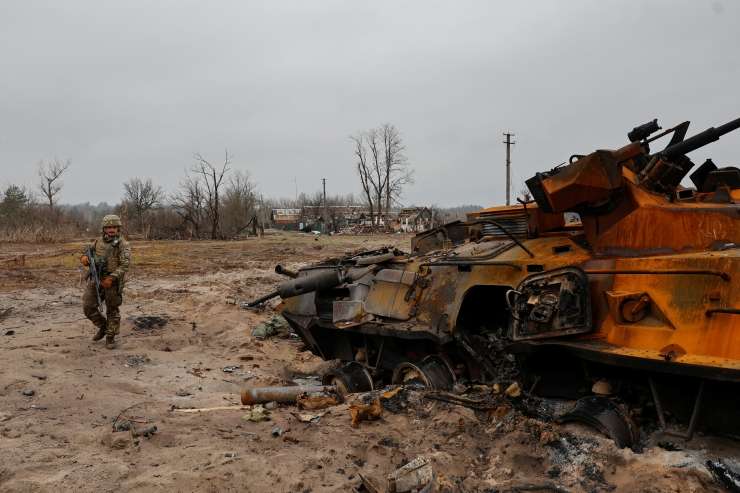 Putinova vojska se umika iz okolice Kijeva in krepi napade na vzhodu Ukrajine