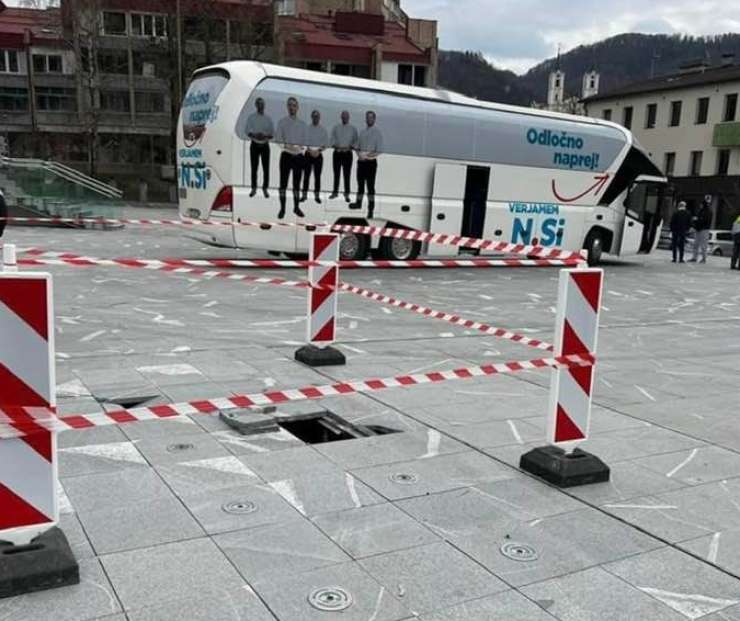 Kako je avtobus NSI na ploščadi v Zagorju poškodoval fontano. Ali voznik vozi na »črno«?
