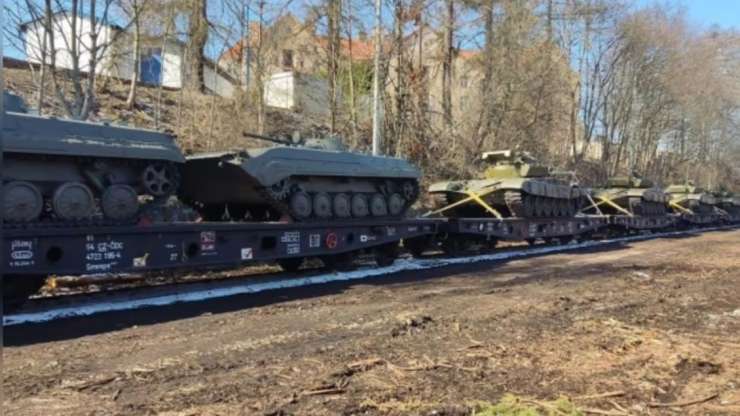 Češka  v Ukrajino poslala vlake s tanki T-72 in oklepnimi vozili
