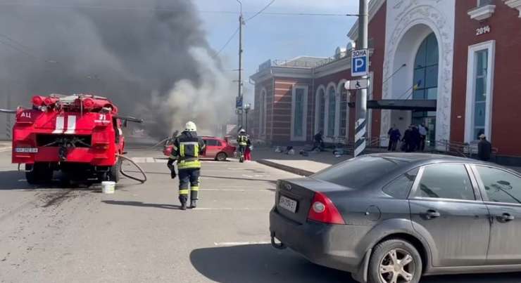 Zelenski označil napad v Kramatorsku za vojni zločin