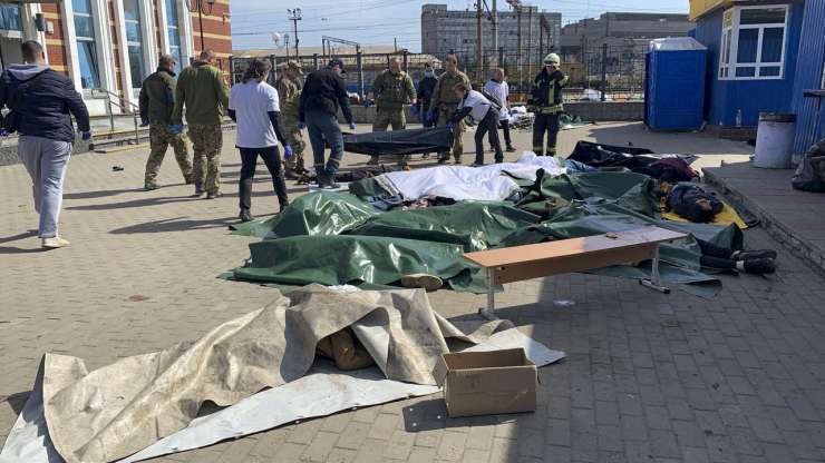 V ruskem raketiranju železniške postaje v Kramatorsku več deset mrtvih