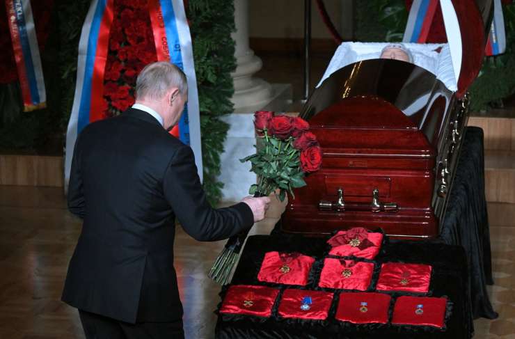 Putin se je z rdečimi vrtnicami poklonil nedavno preminulemu kontroverznemu politiku Žirinovskemu