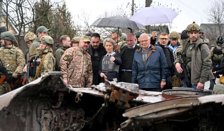 (FOTO) V Buči ob obisku visokih predstavnikov EU začeli izkopavati množično grobišče
