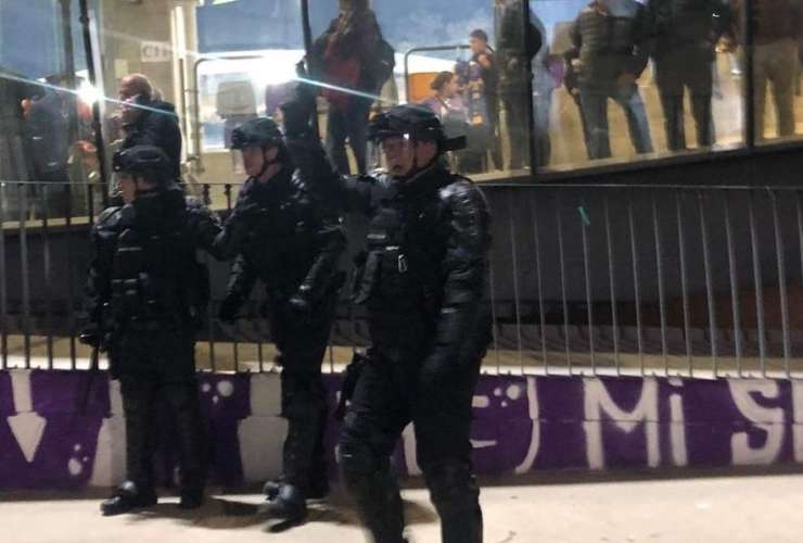 Adijo pamet: policist na tekmi Maribora in Kopra mahal s pištolo, okrog njega pa celo otroci! (FOTO)