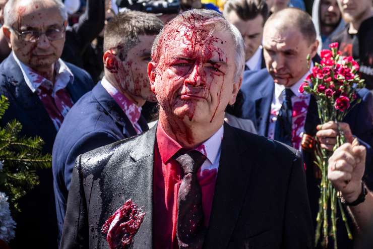 Šok: ruskega veleposlanika so proukrajinski aktivisti polili z rdečo barvo (VIDEO)