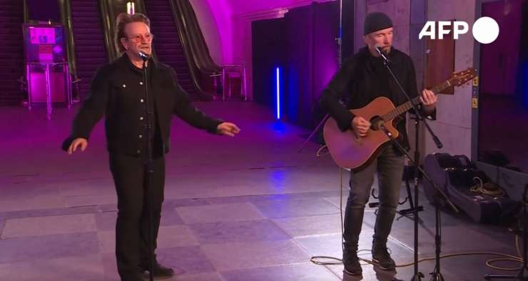 Poglejte, kako Bono in The Edge iz U2 igrata pod zemljo v Kijevu (VIDEO)