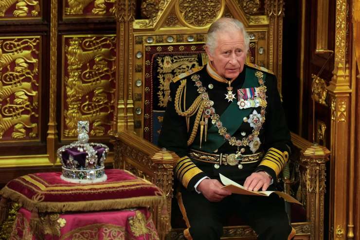Princ Charles postal kralj pri 73 letih: Karel III.