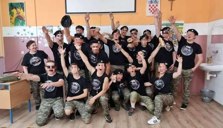 Obup: hrvaški maturanti z nacističnim pozdravom, učiteljica pa se jim smeji (FOTO)