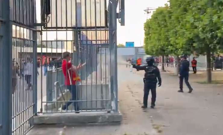 Kaos v Parizu: policija s solzivcem nad navijače, aretiranih 68 oseb (VIDEO)