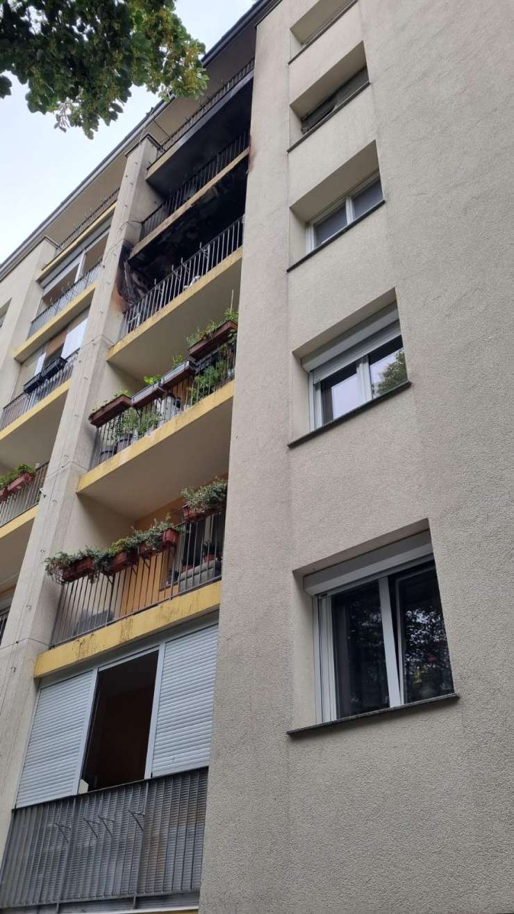 Požar v celoti uničil stanovanje v Ljubljani, gasilec poškodovan