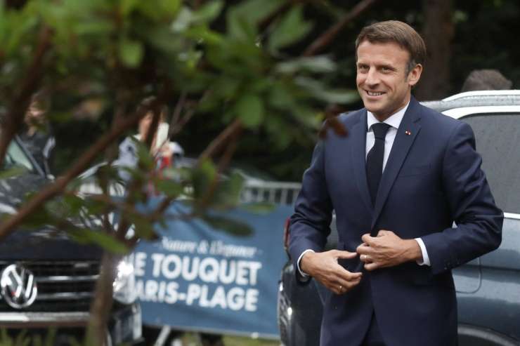 Macron neomajen: Sporna pokojninska reforma bo "nadaljevala demokratično pot"