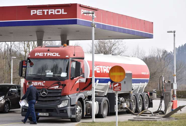 Bencin in dizel občutno dražja: bodo razkačeni tovornjakarji blokirali servise Petrola in OMV?