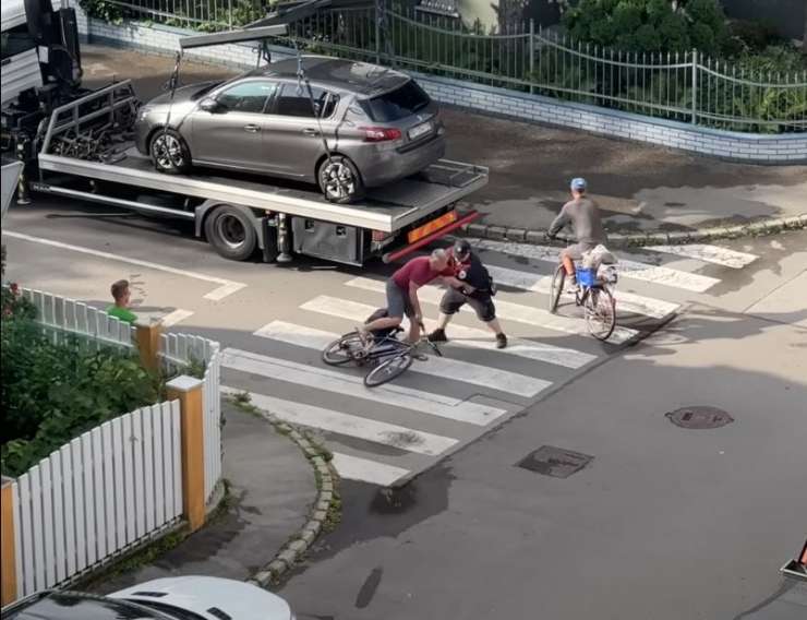 To naj bi bil razlog, da je ljubljanski mestni redar sredi Šiške kolesarja zagrabil in ga vrgel na tla (VIDEO)