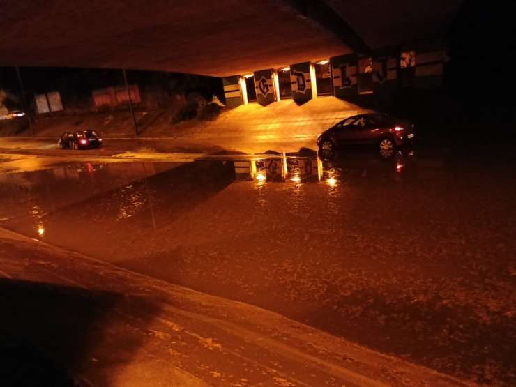 Silovita nevihta se je znesla nad Ljubljano: obvoznica poplavljena, pod vodo tudi številni podvozi in objekti
