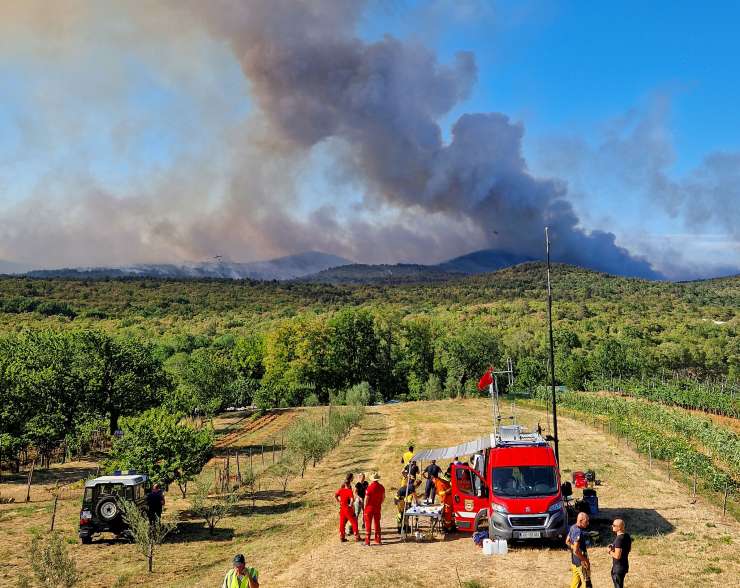 Velik del Primorske in Notranjske ogrožajo požari