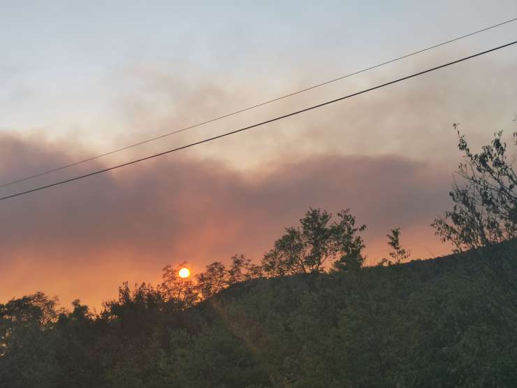 Gasilci nadzorujejo požar na Goriškem, a na italijanski strani meje je stanje negotovo