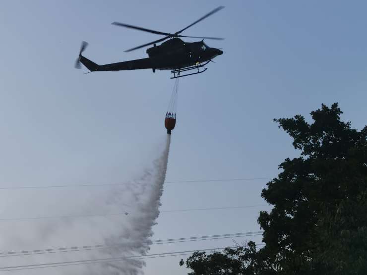 Na Krasu se kar 550 gasilcev bori s požari, pomagajo jim dve letali in pet helikopterjev