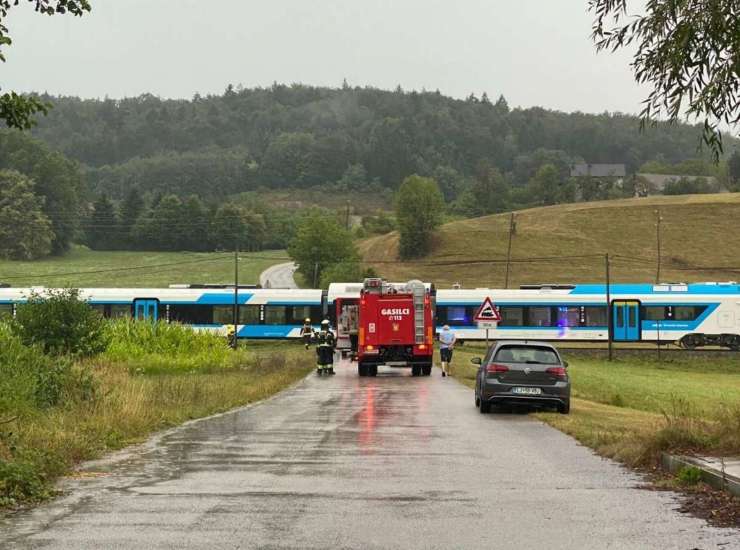 Pri Ivančni Gorici vlak trčil v avto, voznik je umrl na kraju nesreče (FOTO)