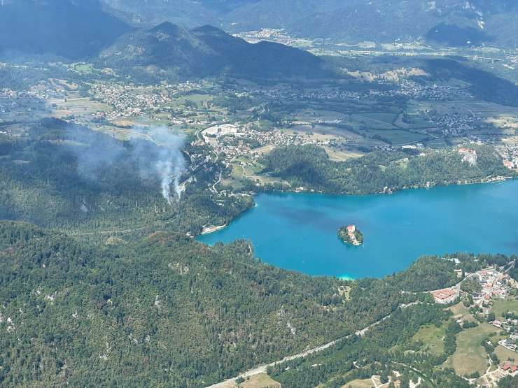 Na Bledu gori, vojaški helikopter gasi z vodo iz jezera